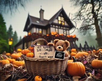 以下が含まれることがあります： カボチャ、テディベア、そして「Our Little Pumpkin Coming October 2024」と書かれた看板が入った柳のバスケット。超音波画像もバスケットに入っています。背景には家があり、屋外で撮影されたシーンです。