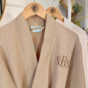 Personlig unisex våffelvävd kimono-morgonrock med elegant broderat monogram - korta och långa längder