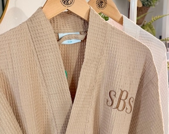 Kimono unisex personalizado con tejido gofre y elegante monograma bordado personalizado (tallas cortas y largas)