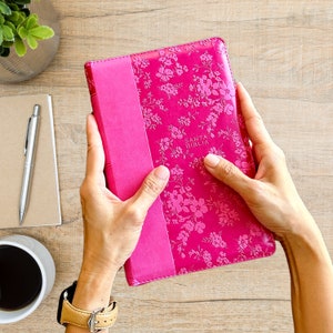 Personalizada con Grabado Biblia Reina Valera RVR 1960 | Símil Piel Fucsia | Cremallera | Tamaño Manual | Con Índice| Cierre y Letra Grande