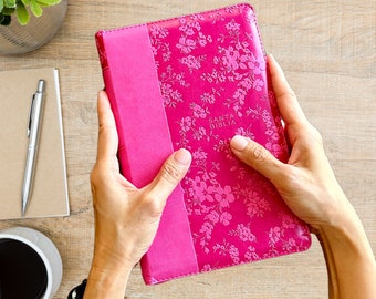 Personalizada con Grabado Biblia Reina Valera RVR 1960 | Símil Piel Fucsia | Cremallera | Tamaño Anleitung | ConÍnice| Cierre y Letra Grande