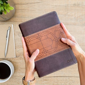 Personalisierte NKJV Studienbibel | Farbenfrohe Ausgabe | Individuell gravierter Name | Trusted Studie Notizen, Karten & Werkzeuge | Echt Lederweich