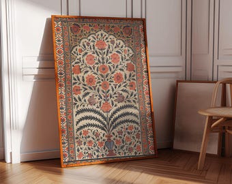 Könnte beinhalten: Ein gerahmter Druck eines traditionellen indischen Blumenmusters. Der Druck zeigt einen großen, stilisierten Baum mit roten Blüten und grünen Blättern. Der Hintergrund ist cremefarben mit einem roten, schwarzen und weißen Rand.