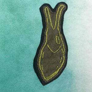 Handgeborduurde naaktslakpatch, geüpcycled groene stof