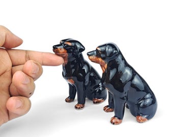 Figurka psa Rottweilera – ręcznie malowana ceramiczna solniczka i pieprzniczka, kolekcjonerska figurka miłośnika psów w stylu vintage, model psa z ceramiki