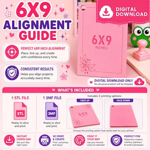 Può includere: Una guida all'allineamento rosa 6x9 per stampa 3D, con disegni floreali e un foro circolare. Il file digitale include 1 file STL e 1 3MF, con opzioni di stampa a faccia in su o in giù per garantire un allineamento accurato dei progetti.