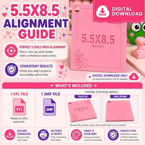 Può includere: Una guida all'allineamento rosa da 5,5x8,5 pollici per il download digitale. Lo strumento rettangolare presenta un motivo floreale, un foro circolare nell'angolo e il testo 5.5x8.5 INCHES. Include 1 file STL e 1 file 3MF per la stampa 3D.