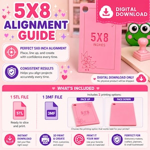 Può includere: Una guida all'allineamento rosa da 5x8 pollici per stampa 3D, di forma rettangolare con un foro circolare e disegni floreali. La grafica per il download digitale include etichette per i formati file STL e 3MF e varie icone.