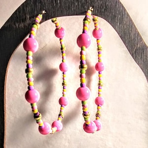&quot;Extra große 3 &quot;&quot;Perlen Hoop Ohrringe in Lavendel, Gelb, Rosa, Limettengrün, und Gold Multicolor, übergroße schöne einzigartige bunte Creolen.&quot;