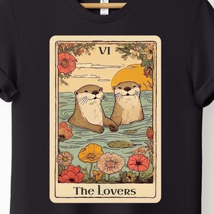 Maglia Tarocchi Lontre, Carta "The Lovers", Coppia di Lontre in Acqua, Maglia Flora e Fauna, Idea Regalo Natura e Animali, Eco Friendly