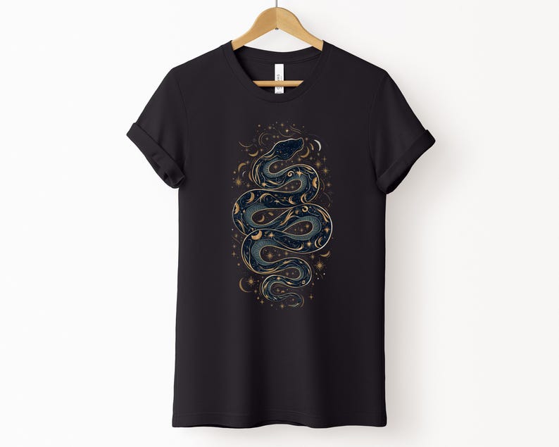 una t-shirt nera con la silhouette di un serpente formata da stelle, lune e soli