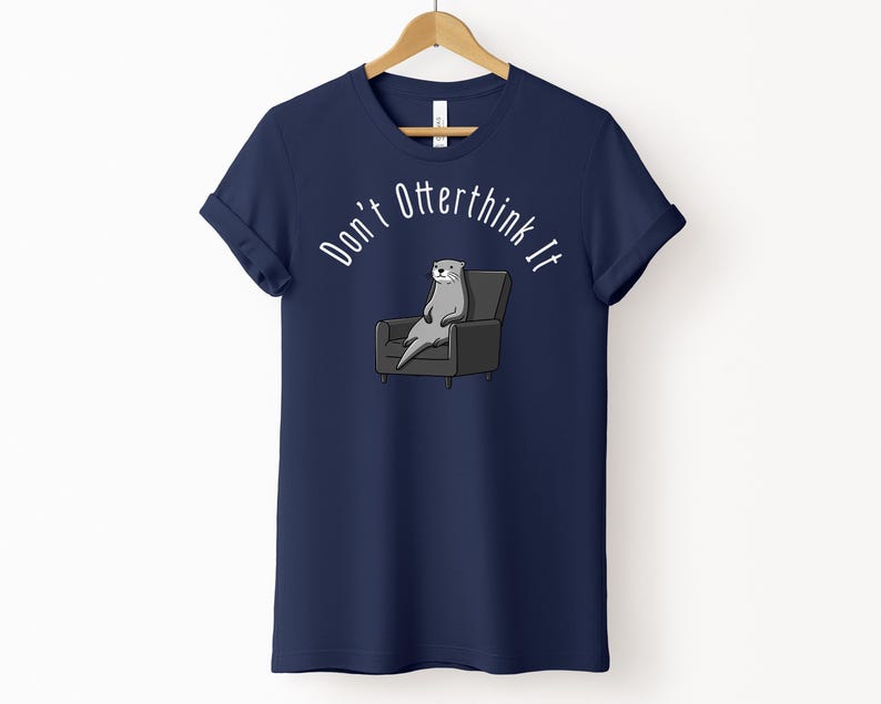 una tshirt color marina militare con una lontra su una poltrona e sopra di lei la scritta "Don't otterthink it"