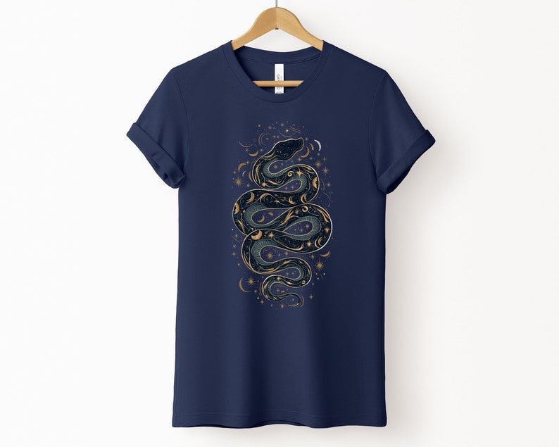 una t-shirt color marina militare con la silhouette di un serpente formata da stelle, lune e soli