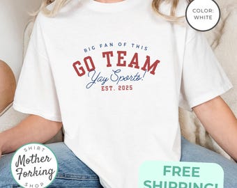 ¡Vamos equipo, yay deportes! Camiseta deportiva divertida con colores cómodos. Camiseta deportiva con espíritu de equipo. Camiseta divertida para el día del partido.
