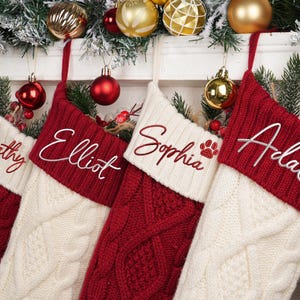 パーソナライズされたニットクリスマスストッキング：2025年刺繍ファミリーネーム、モノグラムストッキング、ホリデーデコレーション