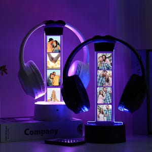 Pu&ograve; includere: Due supporti per cuffie illuminati con display fotografici personalizzati. Un supporto ha cuffie bianche, l'altro nere. Ogni supporto presenta una serie di foto ed emette una luce viola, creando un oggetto decorativo unico.