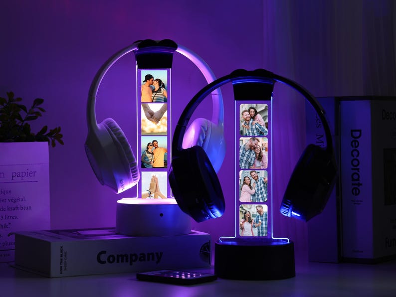 Pu&ograve; includere: Due supporti per cuffie illuminati con display fotografici personalizzati. Un supporto ha cuffie bianche, l'altro nere. Ogni supporto presenta una serie di foto ed emette una luce viola, creando un oggetto decorativo unico.
