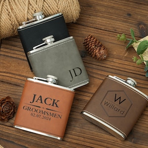 Gegraveerde kolf, heupfles, aangepaste naam gegraveerd cadeau getuige, gepersonaliseerde kolf voor mannen, leren kolf, kolven, stalknecht, cadeau bruidsjonker