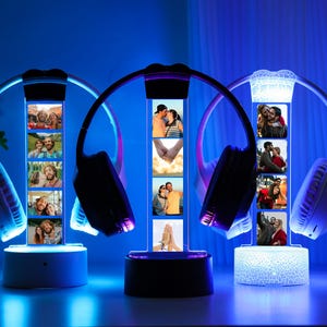 Pu&ograve; includere: Tre supporti per cuffie illuminati con display fotografici personalizzati. Ogni supporto presenta un paio di cuffie e un pannello verticale che mostra pi&ugrave; foto. I supporti emettono una luce blu e bianca, creando un'estetica moderna e personalizzata.