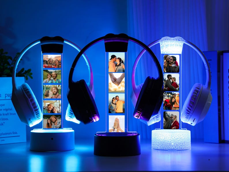 Pu&ograve; includere: Tre supporti per cuffie illuminati con display fotografici personalizzati. Ogni supporto presenta un paio di cuffie e un pannello verticale che mostra pi&ugrave; foto. I supporti emettono una luce blu e bianca, creando un'estetica moderna e personalizzata.