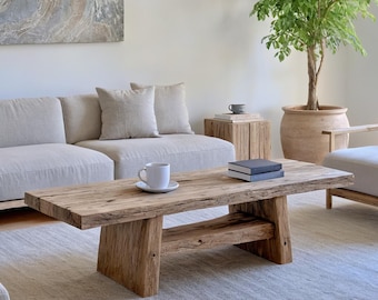 Mesa de centro rústica de madera: estilo rústico, hecha a mano y personalizada, con borde natural y rectangular.