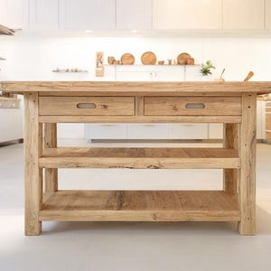 Rustikale Kücheninsel aus Holz - Benutzerdefinierte handgefertigter Bauernhausstil mit Aufbewahrungsregal und Live Edge-Tisch