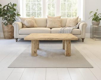 Mesa de centro rústica de madera: estilo rústico, hecha a mano y personalizada, con borde natural y rectangular.