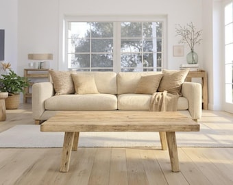 Mesa de centro rústica de madera: estilo rústico, hecha a mano y personalizada, con borde natural y rectangular.