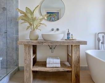 Tocador de baño rústico de madera: repisa para lavabo de estilo rústico, hecha a mano y gabinete de madera con borde natural.
