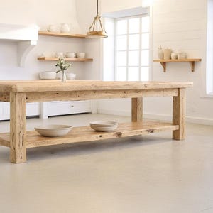 Îlot de cuisine en bois rustique - Style campagnard fait main sur mesure avec étagère de rangement, table Live Edge