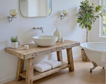 Tocador de baño rústico de madera: repisa para lavabo de estilo rústico, hecha a mano y gabinete de madera con borde natural.