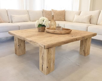 Mesa de centro rústica de madera: estilo rústico, hecha a mano y personalizada, con borde natural y rectangular.