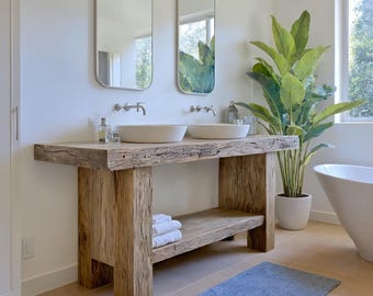 Tocador de baño rústico de madera: repisa para lavabo de estilo rústico, hecha a mano y gabinete de madera con borde natural.