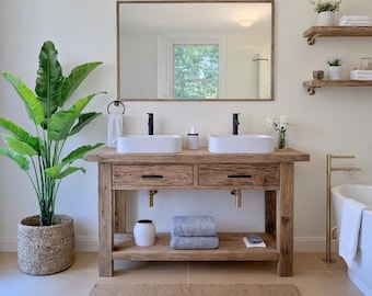 Tocador de baño rústico de madera: repisa para lavabo de estilo rústico, hecha a mano y gabinete de madera con borde natural.