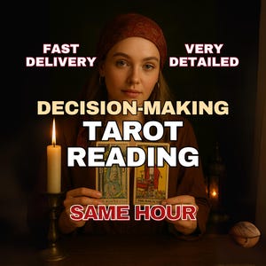 Może przedstawiać: Kobieta trzymająca dwie karty tarota z napisem "DECISION-MAKING TAROT READING". Obraz zawiera również tekst "FAST DELIVERY", "VERY DETAILED" i "SAME HOUR". Na pierwszym planie znajduje się zapalona świeca.