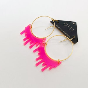 Dripping &quot;Slime&quot; Acrylic Hoop Earrings: Fluorescent Pink