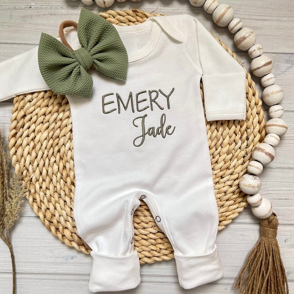 Tenue personnalisée pour bébé fille barboteuse nouveau-né monogramme vêtements pour bébé cadeau de douche retour à la maison noeud papillon