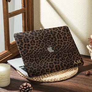 Retro Leopard Print Leder MacBook Hartschale Für M4 Air 13 A2681, Air 13 A2337, MacBook Pro A2338 13 14 15 16-Zoll-Hülle, 2025 Laptoptasche