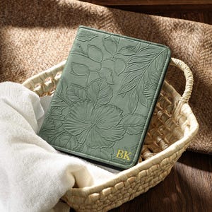 Green Embossed Flower Custom Leather Kindle Case, Personalized Kindle Paperwhite 12th 7&#39;&#39; Case, All New Kindle 6&#39;&#39; 2024 11th Case, Gift idea