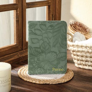 Green Embossed Flower Custom Leather Kindle Case, Personalized Kindle Paperwhite 12th 7&#39;&#39; Case, All New Kindle 6&#39;&#39; 2024 11th Case, Gift idea