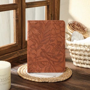 Brown Flower Custom Leather Kindle Case, Personalized Kindle Paperwhite 12th 7&#39;&#39; Case Cover, All New Kindle 6&#39;&#39; 2024 11th Case, Gift idea
