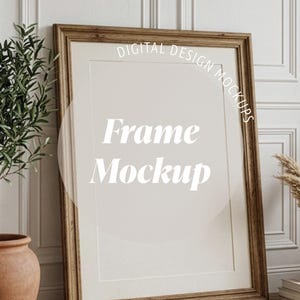 Könnte beinhalten: Ein vertikaler Bilderrahmen aus Holz mit weißem Passepartout, der den Text "MOCKUP DIGITAL DOWNLOAD JPEG FILE", "DIGITAL DESIGN MOCKUPS", "Frame Mockup" und "Mockup Cowboy" als Überlagerung zu Präsentationszwecken enthält.