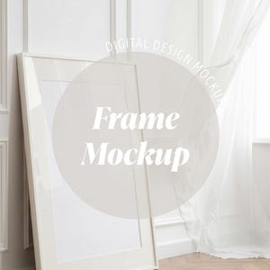 Könnte beinhalten: Ein vertikaler, rechteckiger weißer Bilderrahmen, der an einer weißen Wand mit Paneelen lehnt. Der Rahmen enthält eine leere weiße Fläche. Der Text lautet: MOCKUP DIGITAL DOWNLOAD JPEG FILE, DIGITAL DESIGN MOCKUP, Frame Mockup und Mockup Cowboy.