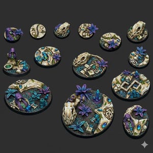 Könnte beinhalten: Eine Sammlung von Miniaturbasen mit Fantasy-Thema. Jede Basis weist aufwendige Details auf, darunter Schädel, Kristalle und stilisierte Flora in Lila, Blau und Grün. Die Basen sind rund und oval, mit einer verwitterten, steinartigen Textur.