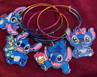 Pulsera con dije de puntada