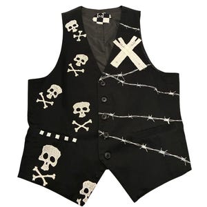Könnte beinhalten: Schwarze Weste mit Knopfleiste, verziert mit weißen Totenköpfen und gekreuzten Knochen, einem X-Design und Stacheldrahtdetails. Die Weste hat ein Schachbrettmuster auf der Rückseite, ein einzigartiges Kleidungsstück.