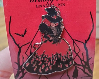 Hexe Mädchen Emaille Pin Gruselig Goth Mode Brosche Halloween Witchy Feminist Dark Garden -1,5 Zoll