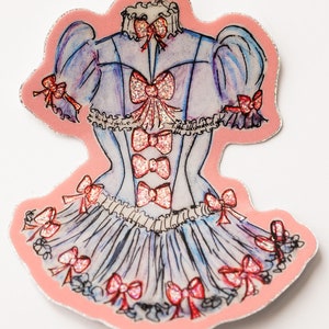 K&ouml;nnte beinhalten: Illustration eines hellblauen Kleides mit rosa Akzenten. Das Kleid hat Puff&auml;rmel, einen ger&uuml;schten Ausschnitt und ein Korsett-Oberteil mit rosa Glitzer-Schleifen. Der Rock ist ebenfalls mit Schleifen und einem ger&uuml;schten Saum verziert, vor einem rosa Hintergrund.