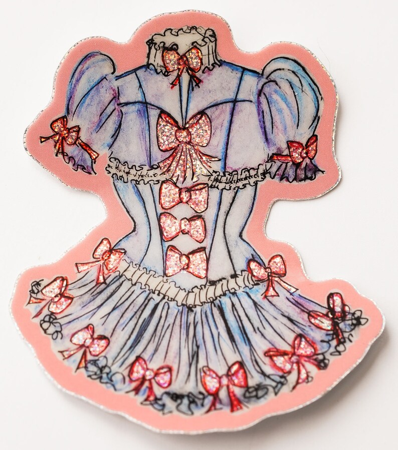 K&ouml;nnte beinhalten: Illustration eines hellblauen Kleides mit rosa Akzenten. Das Kleid hat Puff&auml;rmel, einen ger&uuml;schten Ausschnitt und ein Korsett-Oberteil mit rosa Glitzer-Schleifen. Der Rock ist ebenfalls mit Schleifen und einem ger&uuml;schten Saum verziert, vor einem rosa Hintergrund.