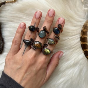 Anillo ajustable de labradorita de cobre: joyería de cristal bohemia hecha a mano